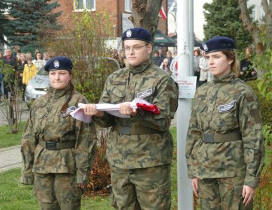 PODNIESIENIE FLAGI W RAMACH PROJEKTU POD BIAŁO-CZERWONĄ – 104. ROCZNICA ODZYSKANIA PRZEZ POLSKĘ NIEPODLEGŁOŚCI