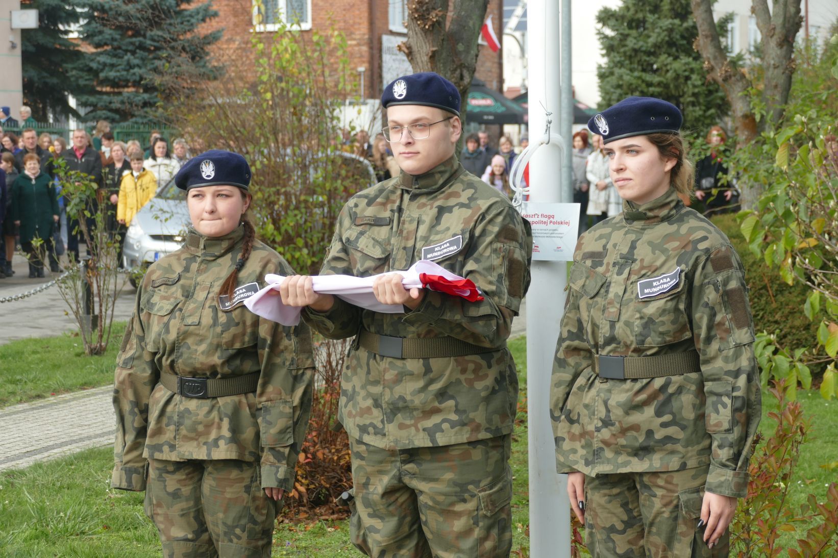 PODNIESIENIE FLAGI W RAMACH PROJEKTU POD BIAŁO-CZERWONĄ – 104. ROCZNICA ODZYSKANIA PRZEZ POLSKĘ NIEPODLEGŁOŚCI